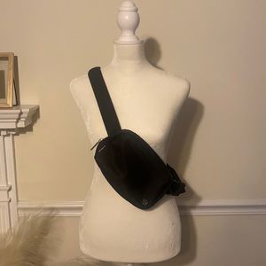 Lululemon Everywhere Belt Bag (Black) - Never worn, New